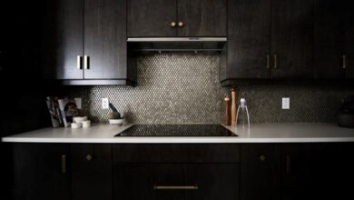 Black kitchen that reflects the most popular kitchen interior designs in Florida in 2022